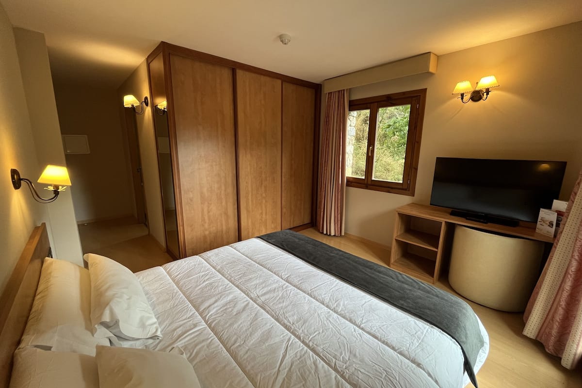 in-room safe, desk, laptop workspace, blackout curtains