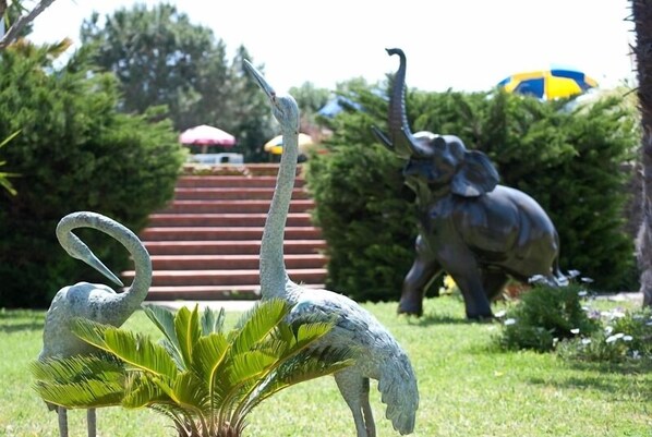 A garden with a statue of two swans and an elephant. - Hotel Belsole Ischia (Forio)