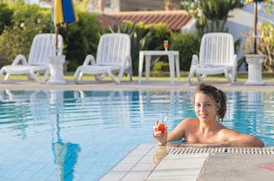 Piscina interna, piscina externa sazonal, guarda-sóis, espreguiçadeiras