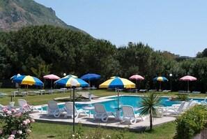 Inomhuspool, en säsongsöppen utomhuspool, parasoller och solstolar