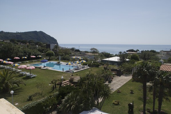 Inomhuspool, en säsongsöppen utomhuspool, parasoller och solstolar