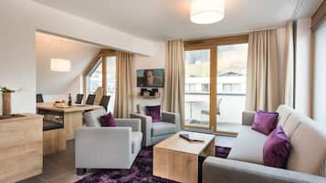 Þakíbúð - 3 svefnherbergi - 2 baðherbergi (Alpine Dreams excl. 160€ cleaning fee) | Stofa | Sjónvarp