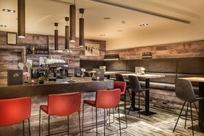 Bar (on property) - AlpenParks Hotel & Apartment Central (Zell am See)