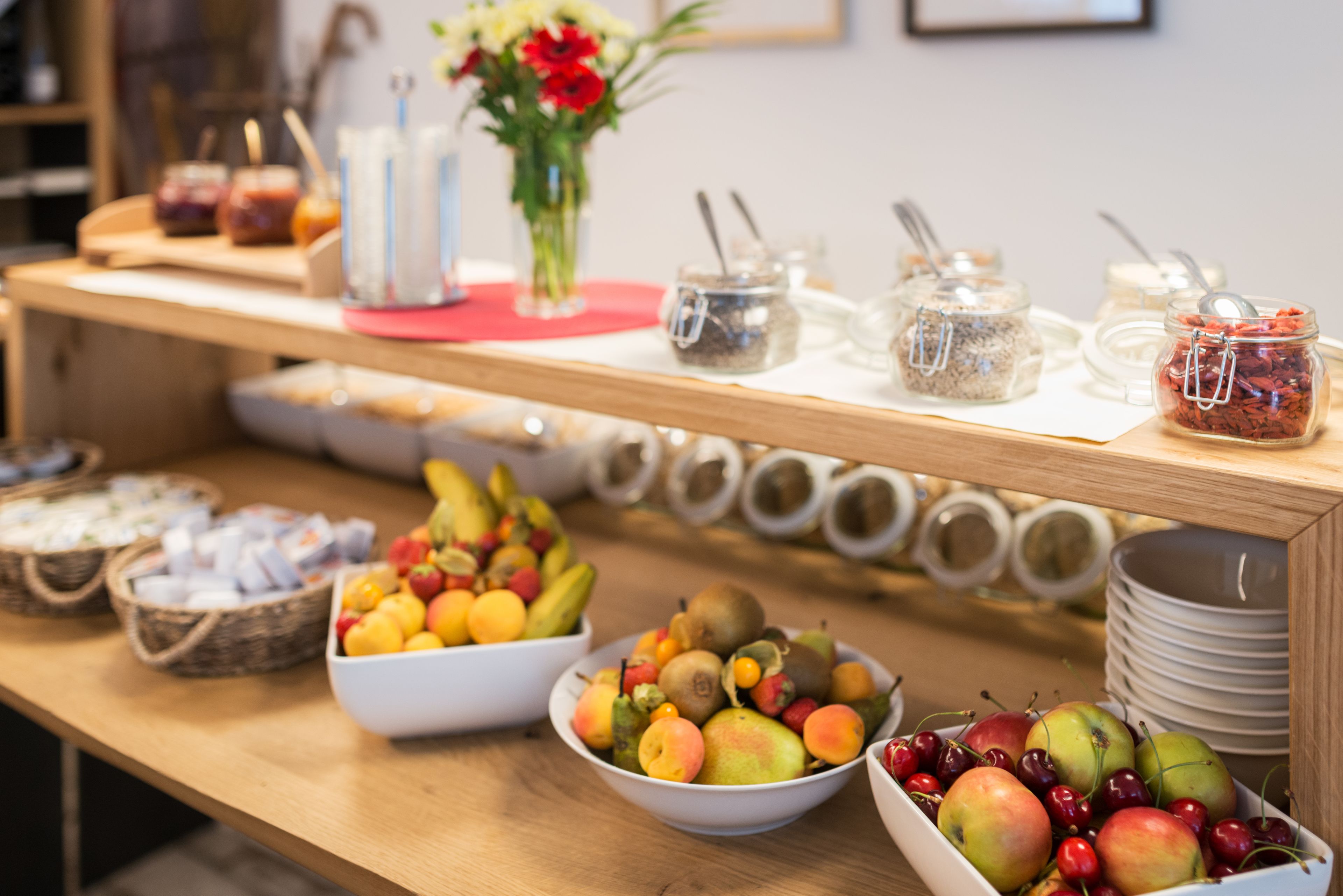 Un tavolo da buffet con diversi tipi di frutta e condimenti.