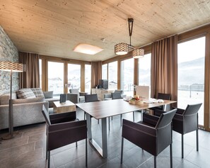 Living area - AlpenParks Hotel & Apartment Central (Zell am See)