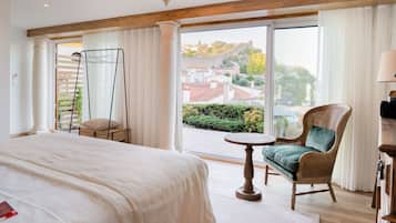 Colchones con pillow-top, minibar y caja de seguridad en la habitación