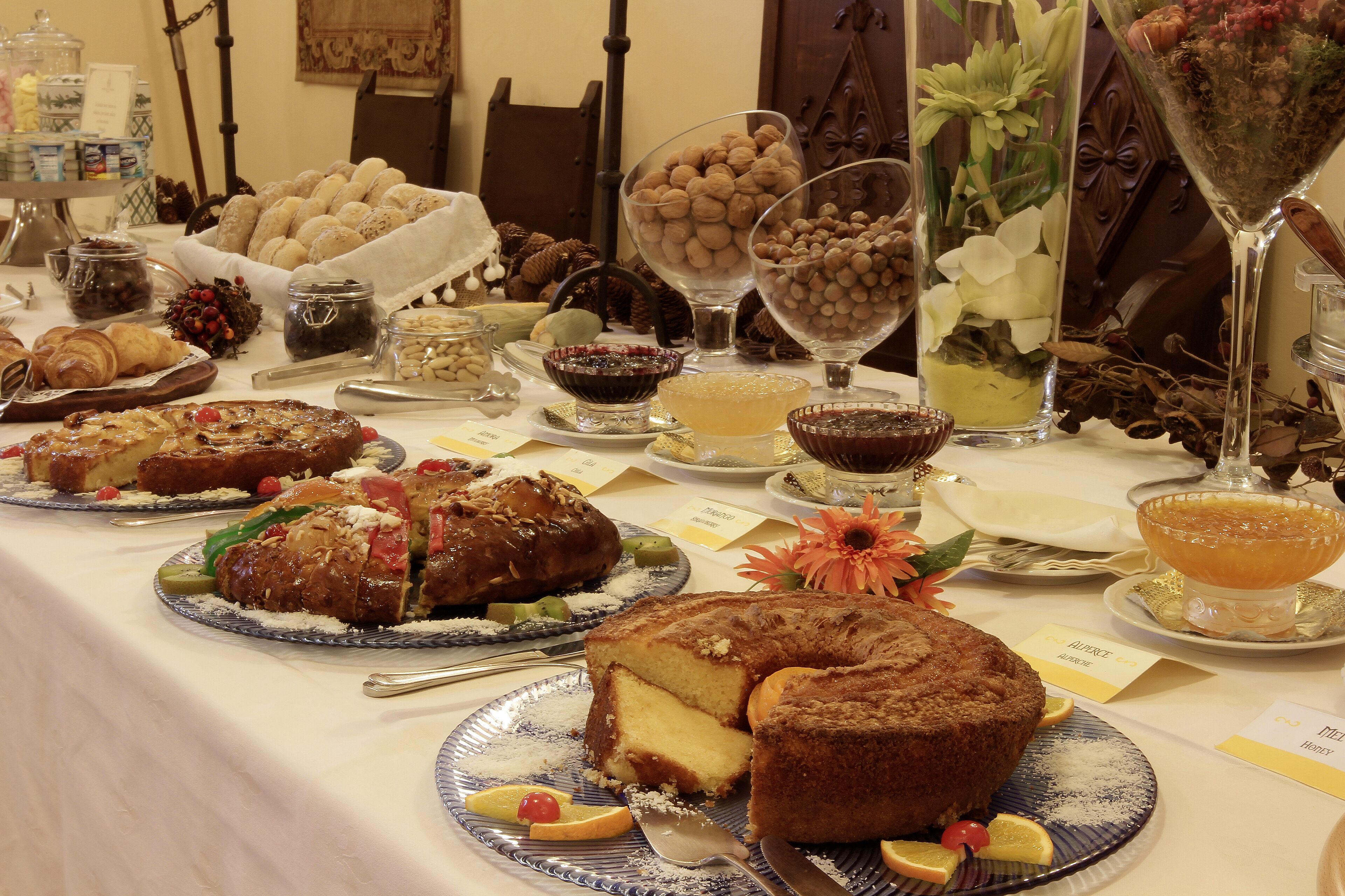 Una mesa de buffet con diversos alimentos y un pastel.