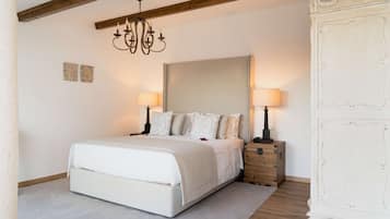 Deluxe Double Room | Pillow-top beds, minibar, in-room safe, blackout curtains