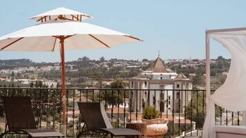 AuĂenpool (je nach Saison geöffnet), Sonnenschirme, LiegestĂŒhle