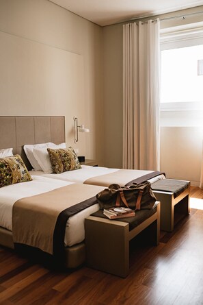 Minibar, in-room safe, desk, iron/ironing board