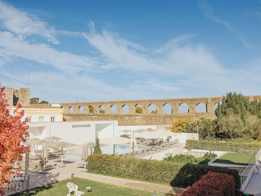 Una piscina al aire libre, tumbonas
