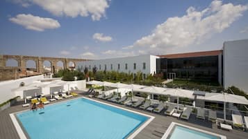 Kolam renang outdoor, dengan kursi berjemur