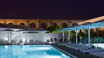Outdoor pool, pool loungers