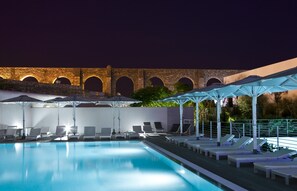 Piscine extérieure, chaises longues