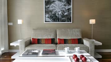 Minibar, brankas, meja kerja, dan setrika/meja setrika