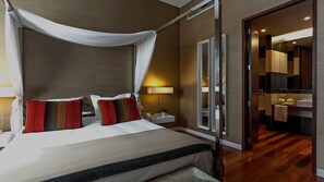 Minibar, coffres-forts dans les chambres, bureau