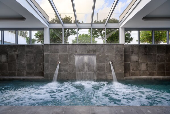 Piscine extérieure, chaises longues