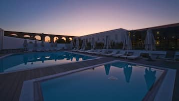 Piscine extérieure, chaises longues