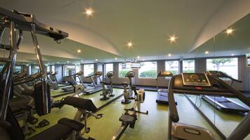 Ein Fitnessstudio mit Laufbändern, Ergometer und Kraftgeräten.