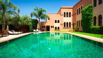 Piscine extérieure, parasols de plage, chaises longues