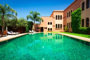 Piscina all'aperto, ombrelloni da piscina, lettini