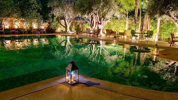 Outdoor pool, pool umbrellas, sun loungers