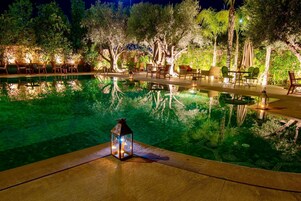 Piscina all'aperto, ombrelloni da piscina, lettini
