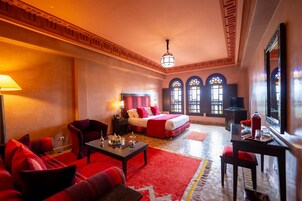 Camera Deluxe, vista giardino | Copriletto in piuma, minibar, una cassaforte in camera