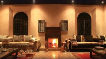 Una sala de estar acogedora con chimenea, dos sofás y una mesita de centro.