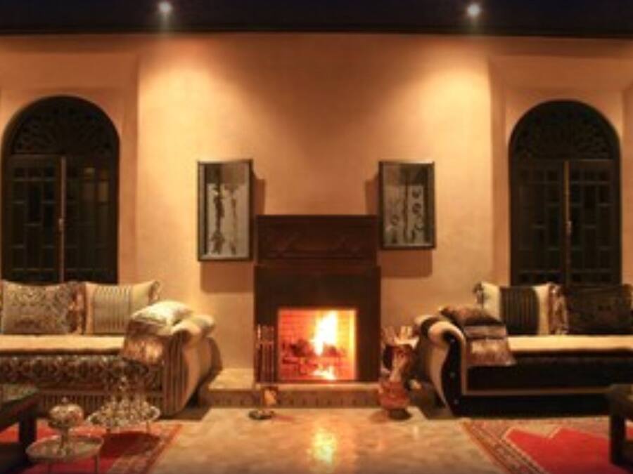 Una sala de estar acogedora con chimenea, dos sofás y una mesita de centro.