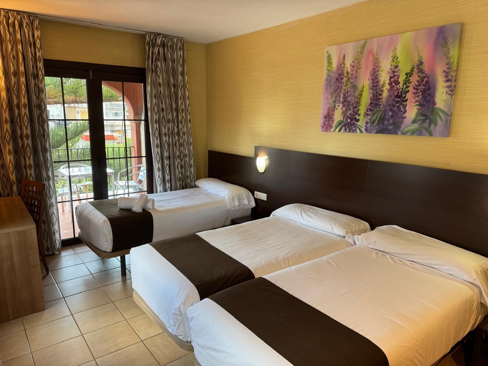 三人房 | 高級寢具、記憶床墊、布置獨特、書桌