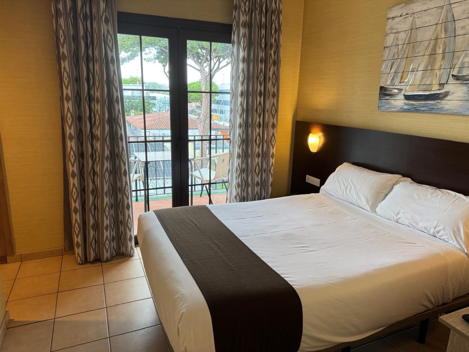 Habitación individual estándar | Ropa de cama de alta calidad y camas con efecto memoria 