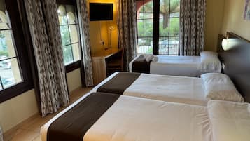 Habitación triple | Ropa de cama de alta calidad y camas con efecto memoria