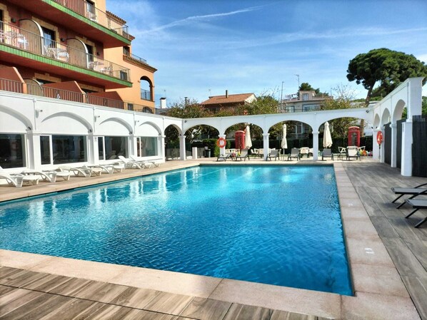 室外游泳池,開放時間為 09:00 至 20:30,提供泳池遮陽傘和日光浴躺椅