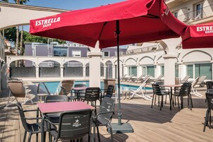 Poolside bar