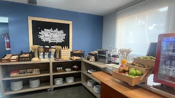 Petit déjeuner buffet (14 EUR par personne)