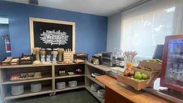 每日供应自助式早餐（每人 EUR 16）