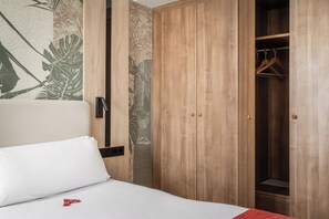 Kamar Double Comfort | Seprai premium dan busa memori
