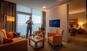 Suite – executive, 1 kingsize-seng | Allergitestet sengetøy, safe på rommet, skrivebord og blendingsgardiner