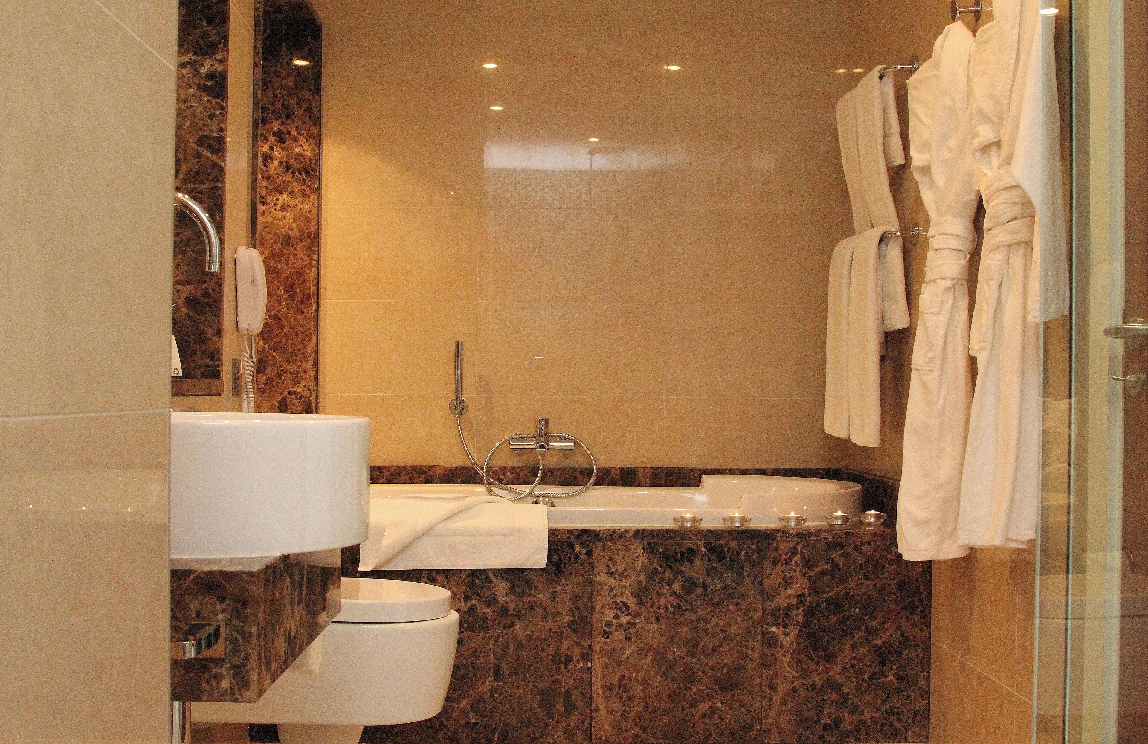 combined shower/bathtub, eco-friendly toiletries, hair dryer, towels