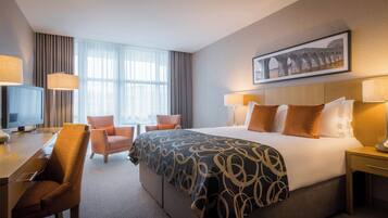 Hypo-allergenic bedding, in-room safe, desk, blackout curtains