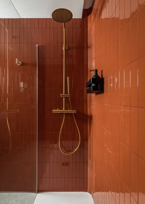 Kamar Double Superior | Kamar mandi | Shower, pengering rambut, handuk, dan sabun