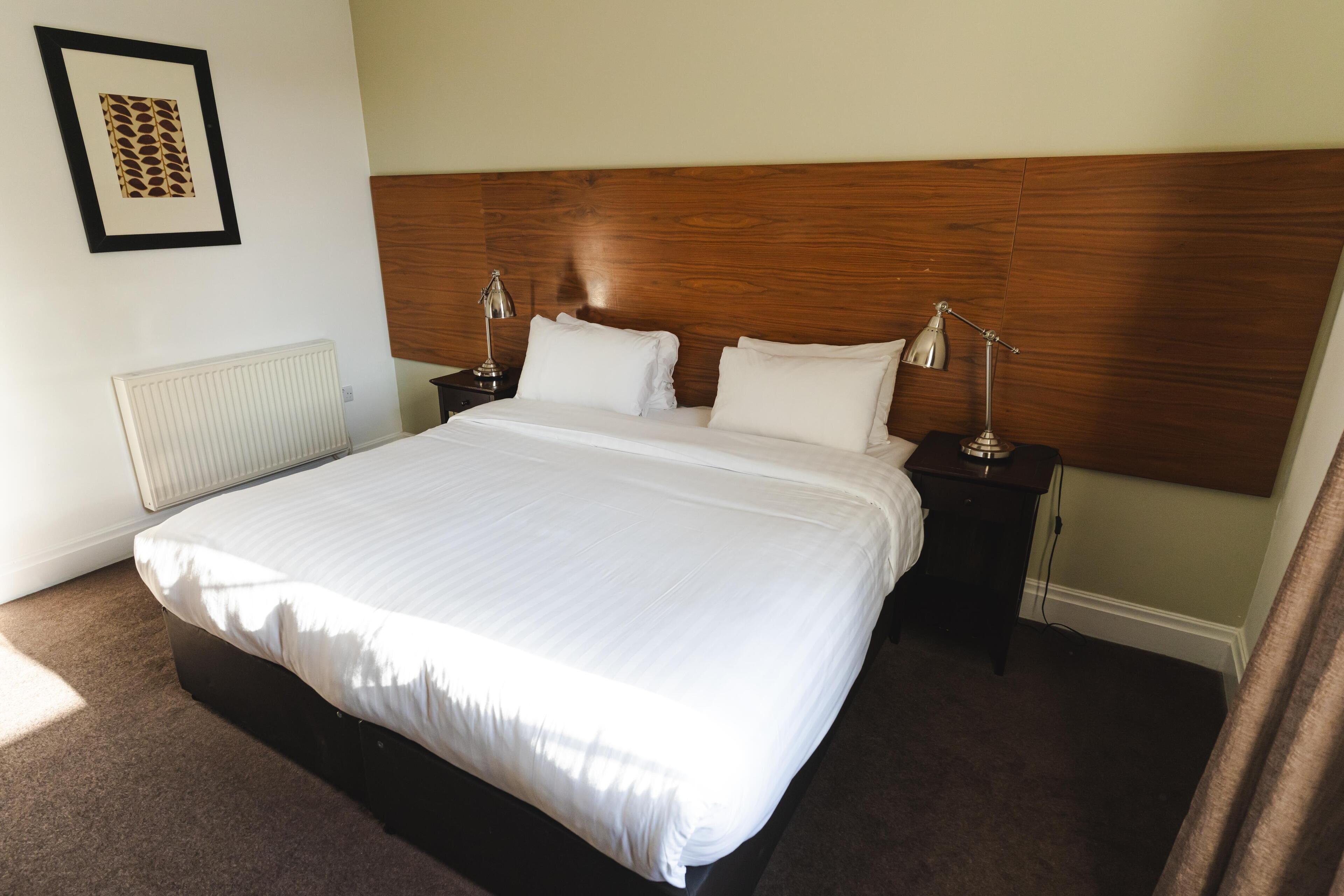 Rom – standard, 1 dobbeltseng, ikke-røyk | Allergitestet sengetøy, safe på rommet, skrivebord og strykejern/-brett