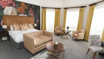 Bộ đồ giường kháng dị ứng, két bảo mật tại phòng, bàn