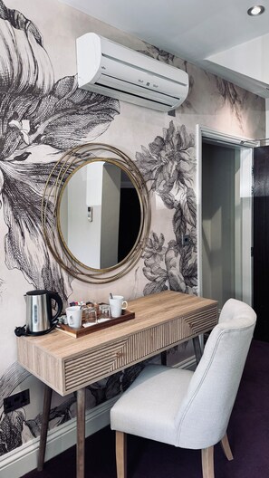 高級客房, 1 張標準雙人床, 非吸煙房 | 低過敏寢具、客房內保險箱、書桌、熨斗/熨衣板