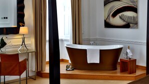 デラックス ルーム ダブルベッド 1 台 禁煙 | バスルーム | 深めの浴槽、バスアメニティ (無料)、ヘアドライヤー、タオル