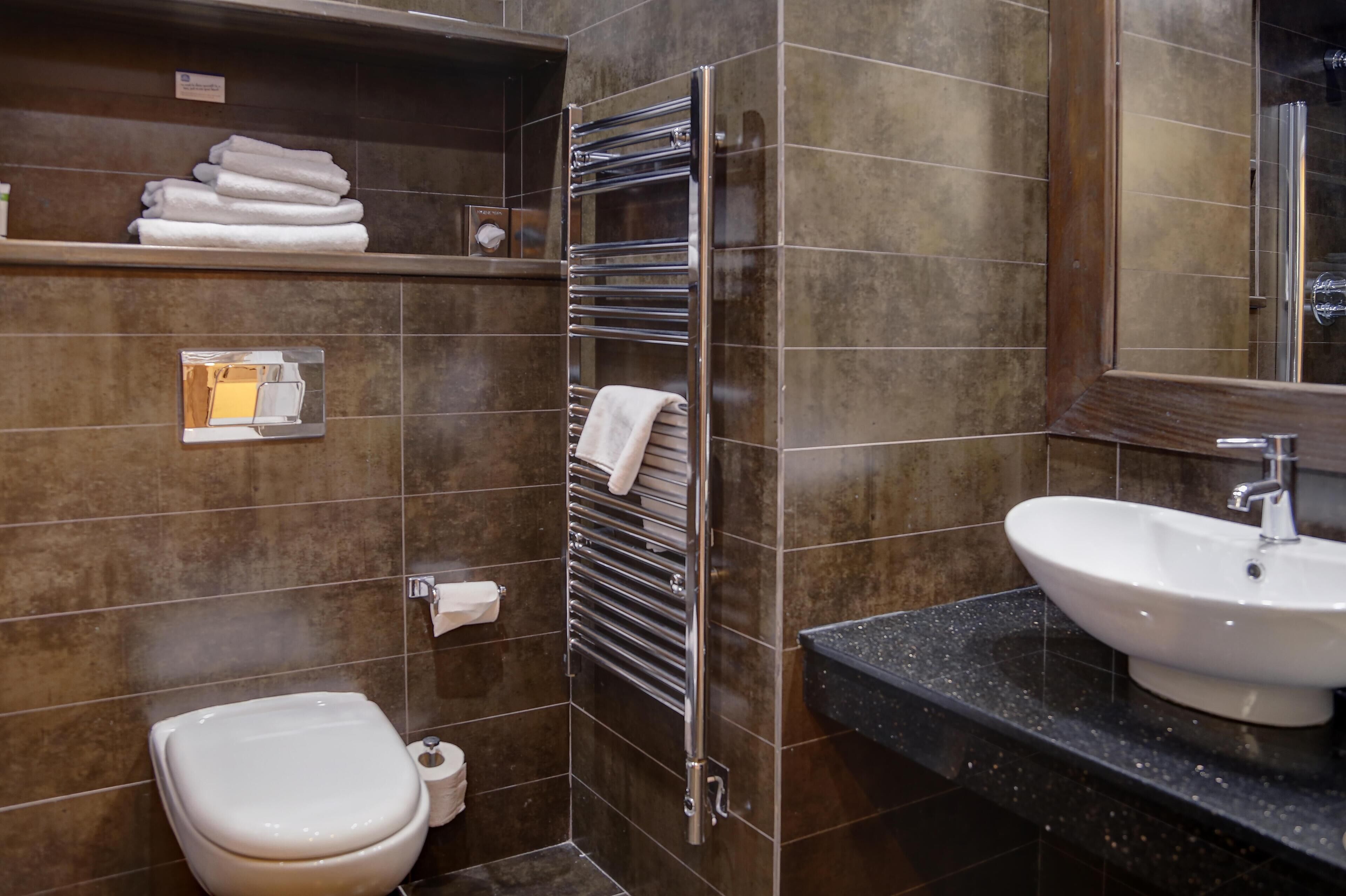 Dype avslapningsbadekar, toalettartikler (inkludert) og hårføner