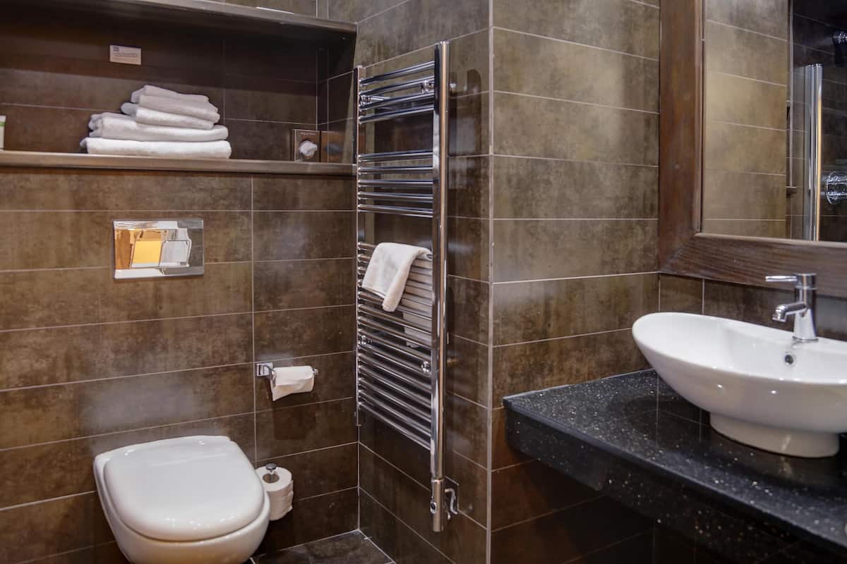 Deep-soaking bathtub, free toiletries, hair dryer, towels