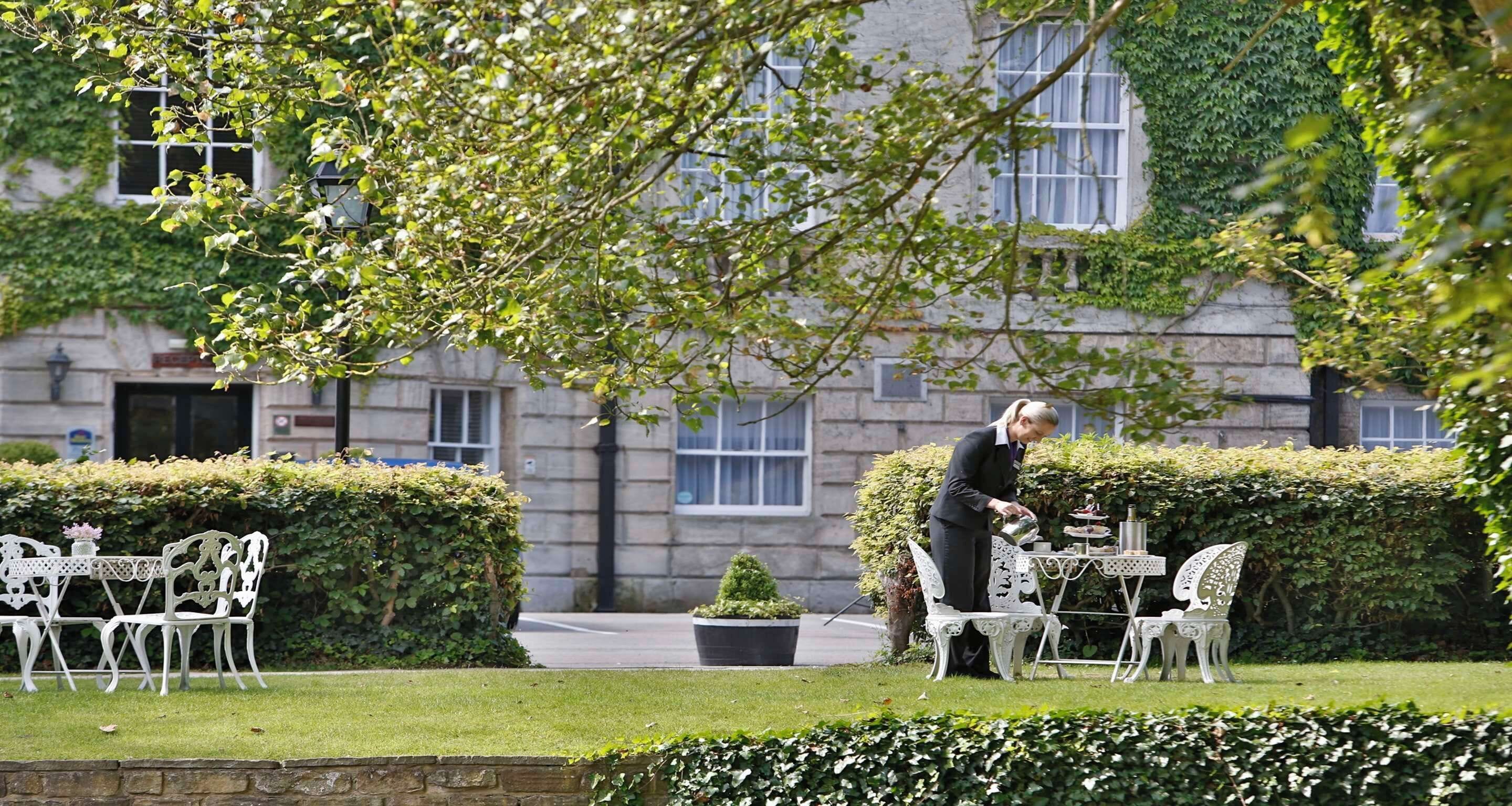 breakfast, lunch, dinner served; international cuisine