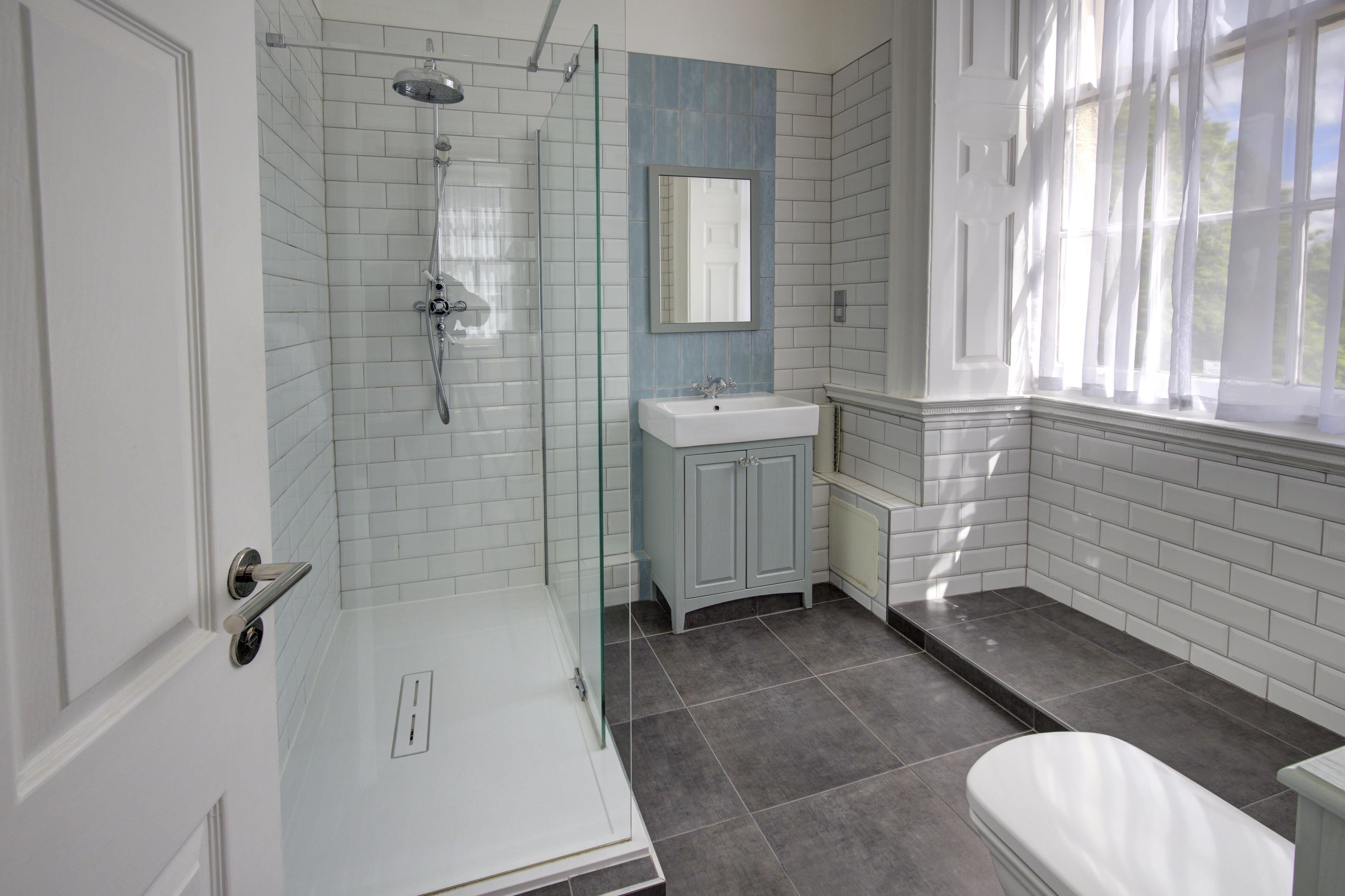 Un baño con ducha, lavabo e inodoro.